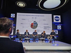 Uczestnicy inauguracji kampanii na scenie.