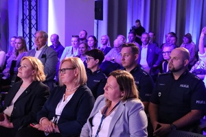 Uczestnicy inauguracji kampanii siedzą na widowni.