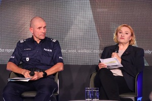 Pierwszy zastępca komendanta głównego Policji i Agnieszka Żebrowska - dyrektor biura sponsoringu i prewencji PZU.