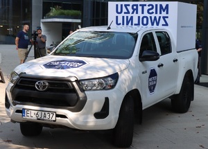 Specjalny pojazd oklejony logo akcji Mistrzu zwolnij.