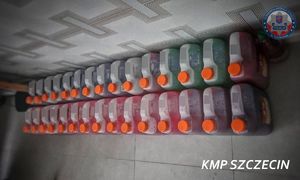 Zabezpieczone przez policjantów środki odurzające w plastikowych kanistrach.