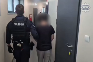 Policjant z zatrzymanym.