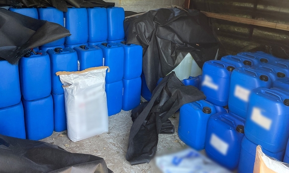 Plastikowe pojemniki z płynną metamfetaminą.