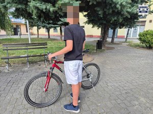 14-latek stojący przy rowerze na skwerze w Knurowie.