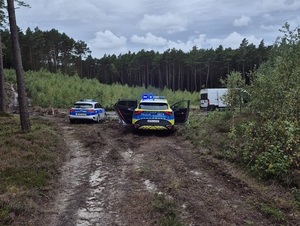 Fiat ducato na polanie leśnej, obok widoczne dwa radiowozy.