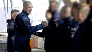 I Zastępca Komendanta Głównego Policji nadinsp. Roman Kuster żegna na lotnisku policjantów wylatujących do Kosowa.