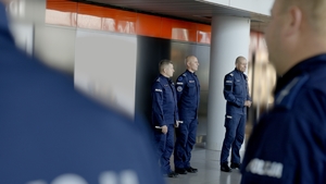 I Zastępca Komendanta Głównego Policji nadinsp. Roman Kuster i Dyrektor Biura Międzynarodowej Współpracy Policji Komendy Głównej Policji insp. Ireneusz Sieńko żegnają na lotnisku policjantów wylatujących do Kosowa.