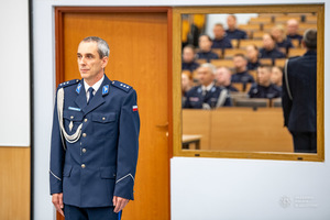 Oficer policji  w mundurze.