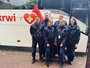 Grupa umundurowanych policjantów.