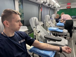 Policjanci oddają krew.
