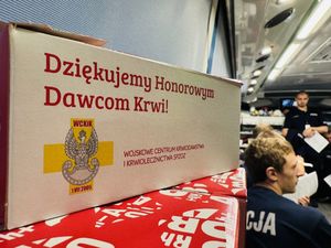 Napis: Dziękujemy Honorowym Dawcom Krwi - Wojskowe Centrum Krwiodawstwa i Krwiolecznictwa SPOZ.