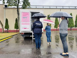 Kobiety stojące w kolejce do mammobusa.