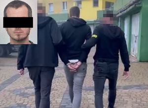 Kolaż dwóch zdjęć. Dwaj policjanci prowadzą zatrzymanego mężczyznę i  wizerunek mężczyzny.