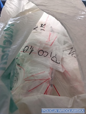 Na zdjęciu widać kolorowe substancje w postaci tabletek i proszku.