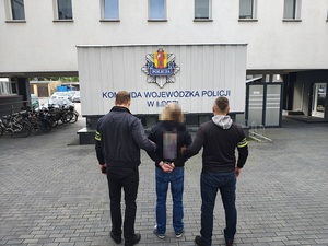 policjanci z zatrzymanym.