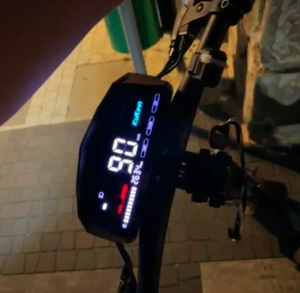licznik hulajnogi wskazuje 90km/h.