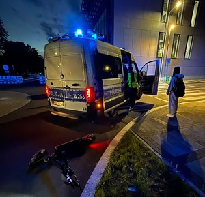 licznik hulajnogi wskazuje 90km/h.