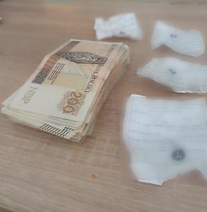Dwustuzłotowe banknoty leżące na kupce.