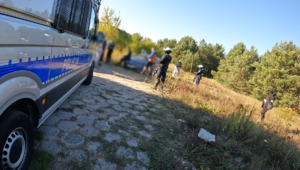 Ustawka pseudokibiców - policjanci z mężczyznami, którzy mieli wziąć udział w bójce pseudokibiców.