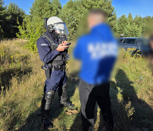 Ustawka pseudokibiców - policjanci z mężczyznami, którzy mieli wziąć udział w bójce pseudokibiców.