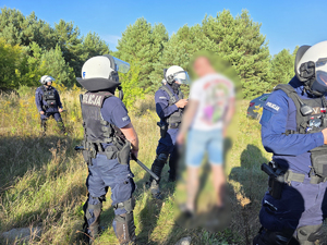 Ustawka pseudokibiców - policjanci z mężczyznami, którzy mieli wziąć udział w bójce pseudokibiców.