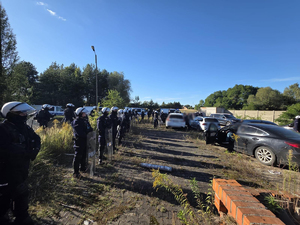 Ustawka pseudokibiców - policjanci z mężczyznami, którzy mieli wziąć udział w bójce pseudokibiców.