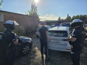 Ustawka pseudokibiców - policjanci z mężczyznami, którzy mieli wziąć udział w bójce pseudokibiców.
