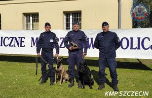 policjant z psem policyjnym.