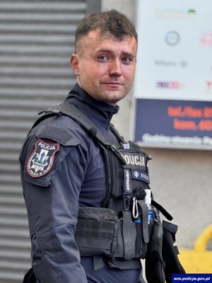 policjant patrzy w aparat.