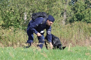Policjant z psem podczas Mistrzostw.