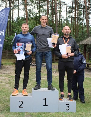 zawodnicy na podium.