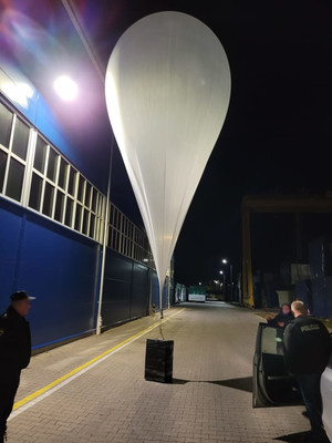 Balon z zabezpieczonymi papierosami.
