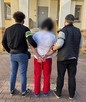 Policjanci z zatrzymanym.