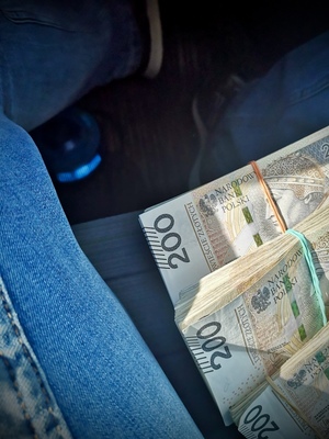 Zabezpieczone banknoty 200 złotowe.
