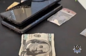 Na zdjęciu zabezpieczone mienie w postaci gotówki oraz telefonu komórkowego, a także narkotyki.