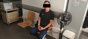 Zatrzymany mężczyzna siedzi na krześle.