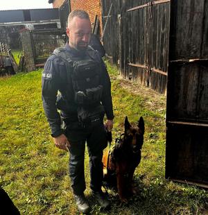 Policjant z psem.