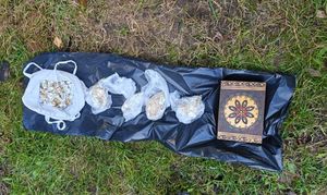 W reklamówkach biżuteria koloru żółtego.