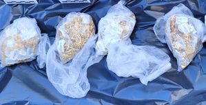 W reklamówkach biżuteria koloru żółtego.