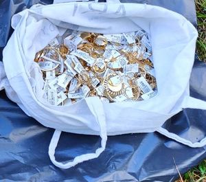 W reklamówkach biżuteria koloru żółtego.