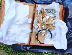 W reklamówkach biżuteria koloru żółtego.