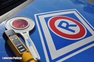 Na masce radiowozu logo ruchu drogowego, alkomat, i tzw. lizak.