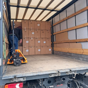 Kartony z ekspresami w przestrzeni ładunkowej samochodu ciężarowego.