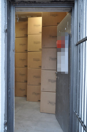 Kartony z ekspresami w pomieszczeniu.