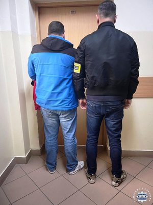 Policjant z zatrzymanym.