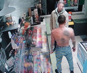 Stopklatka z nagrania monitoringu przedstawia dwóch mężczyzn w sklepie.