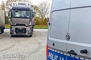 z przodu radiowóz, z tyłu tir.
