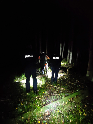 Policjanci podczas nocnych poszukiwań w lesie zaginionego grzybiarza.