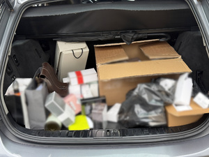 Podrobione kosmetyki w bagażniku.