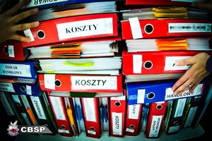 Segregatory z dokumentami.